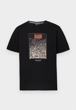 Μαύρο μπλουζάκι με γραφικό πλήθους και πορτοκαλί κείμενο "PLEASE BEHAVE" πάνω από το πλήθος, με μικρό κείμενο "WEEKEND OFFENDER ADMIT NOTHING" από κάτω.