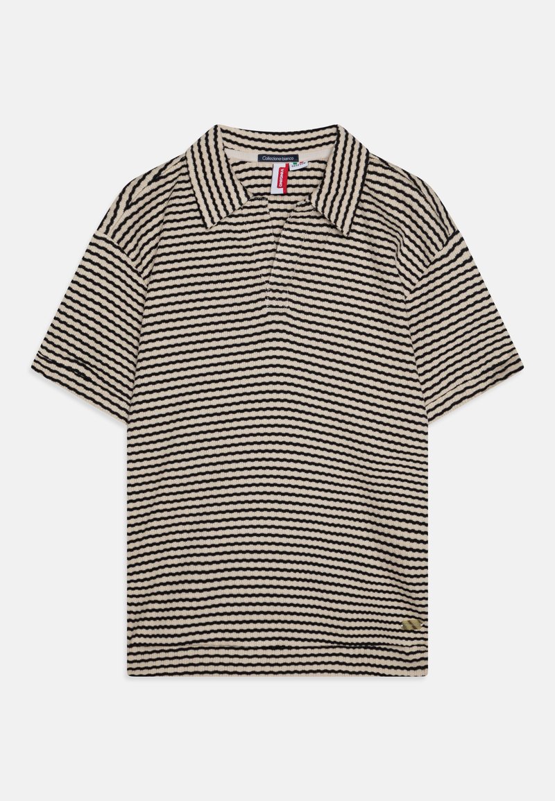 Πουκάμισο πόλο κοντό μανίκι σε κρέμα απόχρωση με μαύρες οριζόντιες ρίγες, διαθέτει πικέ γιακά και υφή υφάσματος. Διακοσμείται με ένα μικρό λογότυπο στο στρίφωμα.