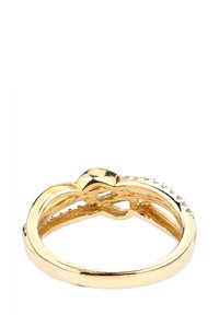 Zelta gredzens ar gludu apdari, kam raksturīga viļņota dizaina forma un mazu caurspīdīgu akmeņu akcenti vienā pusē. Rūpīgi strukturēta iekšējā virsma.