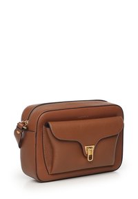 Borsa a tracolla in pelle marrone con ferrature dorate, chiusura con zip e tasca frontale con patta. Finitura testurizzata e dettagli di rifinitura a contrasto.