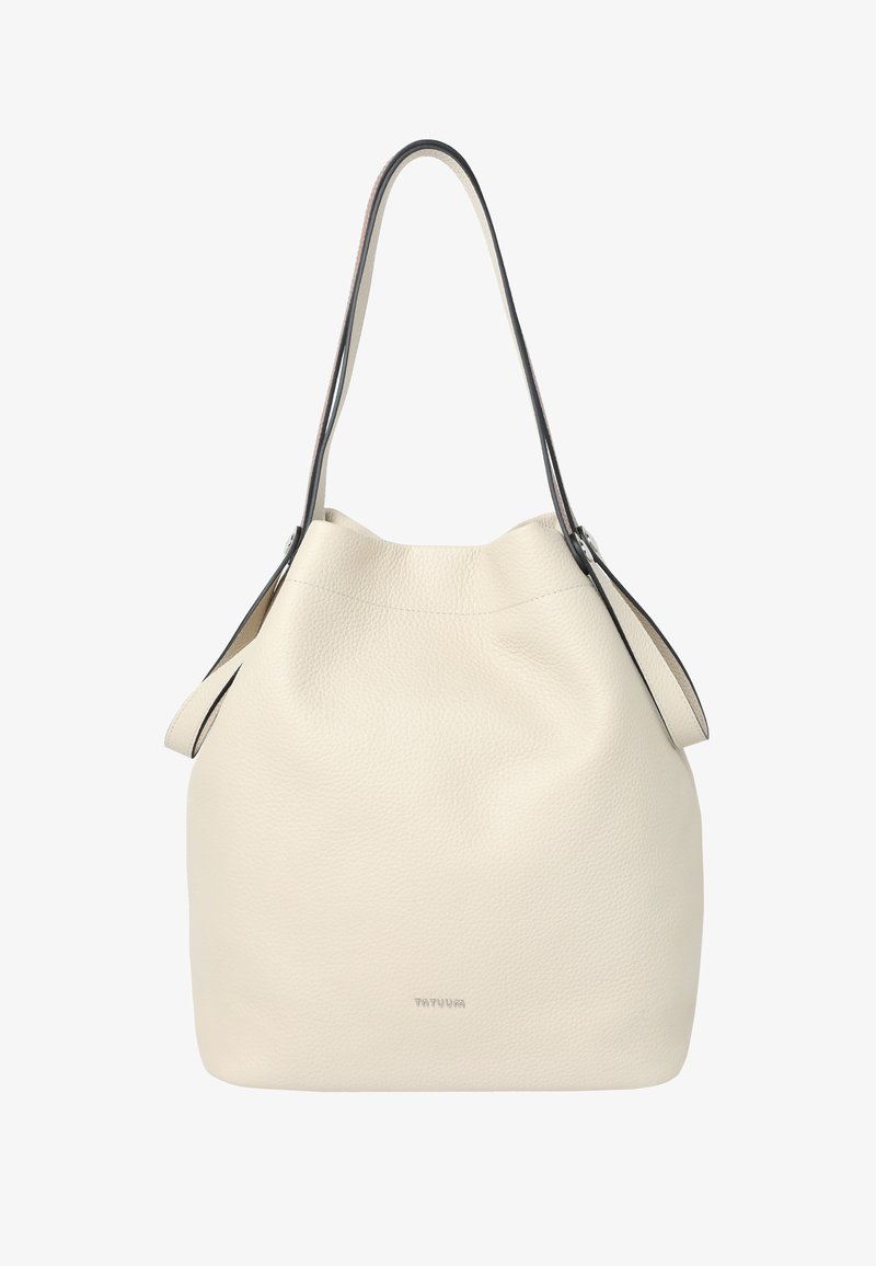 Sac seau en cuir crème doux avec une texture granulée, doté d'une bandoulière noire et d'un logo subtil embossé à la base.