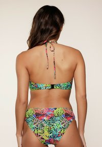 Svijetlo obojeni bikini s cvjetnim i životinjskim uzorkom. Ima vezanje oko vrata i kopčanje na leđima za sigurnije pristajanje.