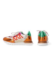 Multicolore sneakers met een glanzende oranje bovenkant, witte accenten en een groene hiel, met een gestructureerde zool en opvallende veters.