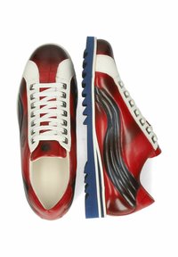 Zapatillas de cuero rojas y blancas con un acabado texturizado, suela azul contrastante y detalles a rayas. Los cordones y el talón presentan acentos suaves.