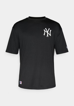 T-shirt nera a maniche corte realizzata in tessuto morbido, con logo dei Yankees bianco sul lato sinistro del petto e un piccolo logo MLB sull'orlo inferiore.