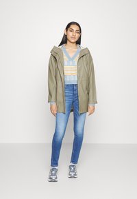 Vero Moda Petite VMMALOU - Parca - laurel oak