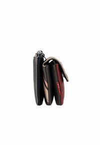 Cartera de cuero en negro, marrón y rojo, con un acabado texturizado. Cuenta con un cierre de cremallera y múltiples ranuras para tarjetas con un diseño compacto.