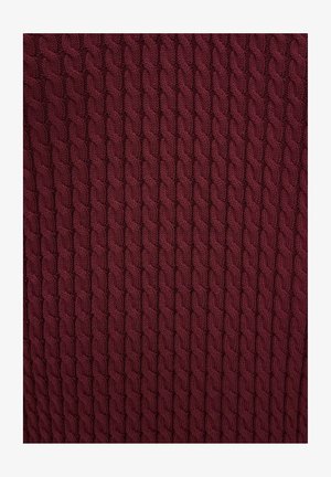 Tiefes Burgunder-Strickgewebe mit einem wiederholten strukturierten Zopfmuster, das vertikale geflochtene Reihen bildet.