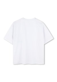 Camiseta de manga corta en blanco sólido, hecha de algodón suave. Presenta un cuello redondo y un corte relajado con dobladillos de doble costura y sin estampado.