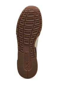 Sohle eines Puma-Schuhs mit einem strukturierten, braunen Gummi-Griffmuster und dem eingeprägten Puma-Logo in der Nähe der Ferse.