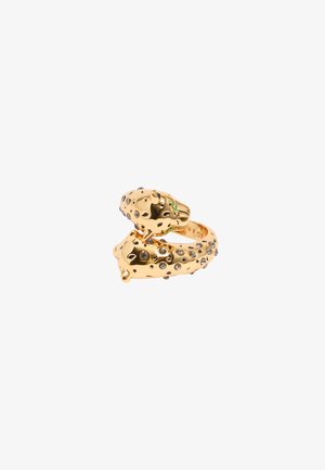 Anillo de tono dorado con forma de serpiente enroscada, decorado con rhinestones negros y acentos verdes en la cabeza, presentando una superficie texturizada.