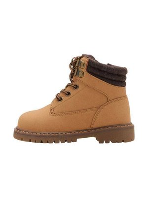 Beige Knöchelstiefel aus glattem Synthetikmaterial mit einem gepolsterten braunen Kragen, Metallösen und einer strukturierten Gummisohle.