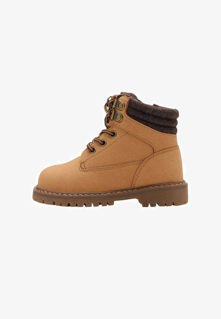 Botas de tobillo en tono beige hechas de un material sintético suave, con un cuello acolchado marrón, ojales de metal y una suela de goma texturizada.