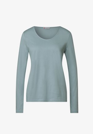 Lange mouwen, lichtblauwe shirt gemaakt van zachte stof; heeft een ronde halslijn en een aansluitend ontwerp met een gladde textuur.