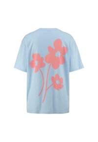  Lichtblauwe katoenen t-shirt met een grote roze bloemenafbeelding met drie bloesems en donkeroze stelen op de achterkant.