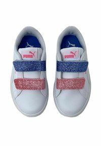Sneakers bianchi con nastri in velcro glitterati blu e rosa, dotati di colletto e linguetta imbottiti, e un logo sulla linguetta.