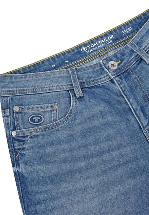 Blauwe denim jeans met een regular fit, stevige tailleband met gele stiksel, en een klein voorvak met een merklogo. 