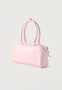 Bolso de mano de cuero rosa con forma rectangular estructurada, doble asa y cierre de cremallera. Textura lisa con detalles mínimos.