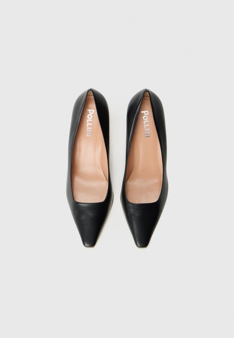 Czarne skórzane szpilki z ostrym noskiem, o gładkiej fakturze, minimalistycznym designie oraz cielistej wkładce z nazwą marki "Pollini."