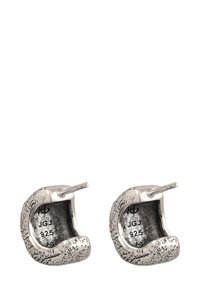 Metallörhängen i silverton, texturerade med en böjd design. Har stämplade markeringar och en säker stiftfäste.