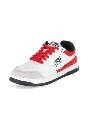 Baskets de sport blanches et rouges avec lacets rouges, semelle noire et le nom de la marque "Leone 1947" sur le côté et la languette.