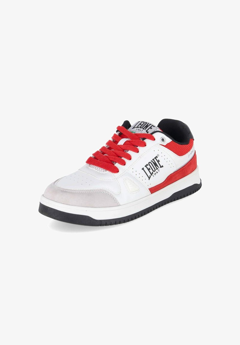 Baskets de sport blanches et rouges avec lacets rouges, semelle noire et le nom de la marque "Leone 1947" sur le côté et la languette.