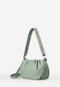 Grüne Lederhandtasche mit einer sanft gerafften Optik, breiten Schulterriemen und silberfarbenen Hardware-Akzenten. Edle Oberfläche, kompakte Form.