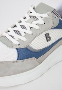Lys grå og marineblå sneakers med mesh- og semsket skinn-materialer, hvite snørebånd, strukturerte detaljer og en fremtredende 'B' logo på siden.