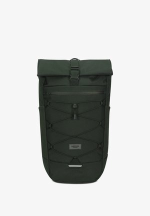 Ruksak s rolovacou vrchnou časťou v tmavozelenej látke, s nastaviteľnou prackou, prednou zipovou vreckom, detaily s elastickým lanom, plochým dnom a značkovou nášivkou.