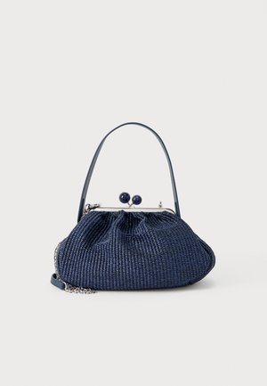 Τσάντα από υφαντό ύφασμα σε ναυτικό μπλε με στρογγυλό κούμπωμα, κοντή λαβή και ασημένια λεπτομέρεια αλυσίδας πάνω σε απλό φωτεινό φόντο.