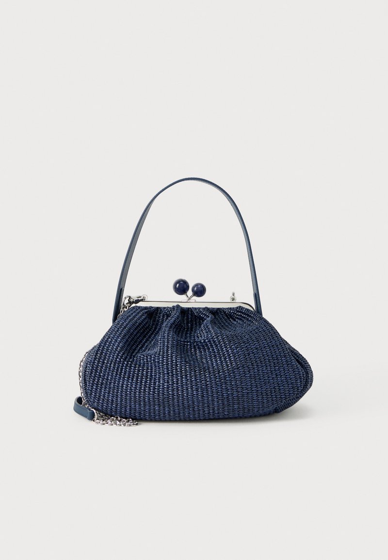 Τσάντα από υφαντό ύφασμα σε ναυτικό μπλε με στρογγυλό κούμπωμα, κοντή λαβή και ασημένια λεπτομέρεια αλυσίδας πάνω σε απλό φωτεινό φόντο.