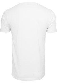 Hvid bomulds T-shirt med rund hals og korte ærmer samt en ensfarvet ryg. Glat tekstur, uden prydelser.