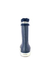 Botte en caoutchouc imperméable bleu marine avec une surface texturée, un haut cintré et des détails de semelle blanche, présentant des gouttes d'eau sur la surface.