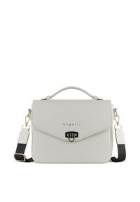 Ljusgrå syntetisk handväska med klaffdesign, svart justerbar axelrem, guldfärgad hårdvara och präglad logotyp på framsidan.