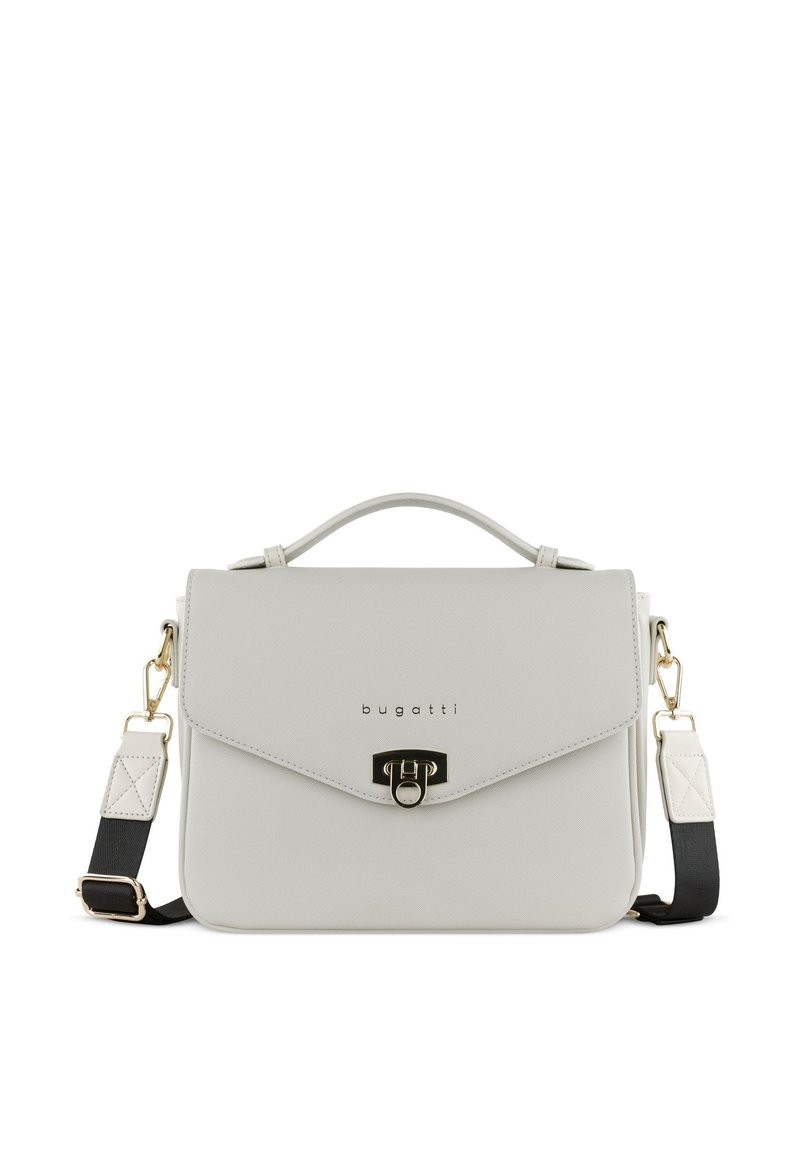 Ljusgrå syntetisk handväska med klaffdesign, svart justerbar axelrem, guldfärgad hårdvara och präglad logotyp på framsidan.