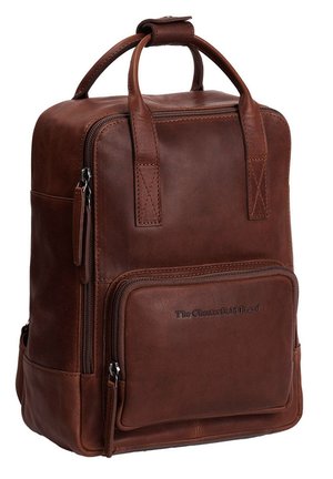 Sac à dos en cuir marron au design compact, avec double poignées, une poche zippée à l'avant et un logo embossé sur le bas à l'avant.