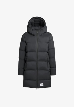 Črna puffer jakna s kapuco, z drznim prešitjem, dvema stranskima žepoma, sprednjim zadrgo in označevalnim logotipom na robu.