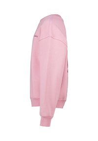 Sudadera rosa claro con cuello redondo, puños acanalados y textura suave. Presenta un logotipo sutil cerca del hombro, diseñada para la comodidad.