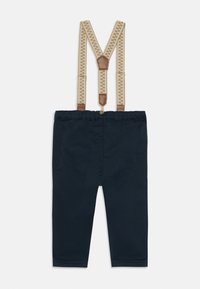 Mørkeblå bukser med elastisk talje og justerbare beige seler med rutete mønster og brune skinnakcenter.
