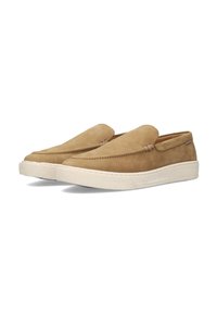 Zapatos de ante color canela de tipo slip-on con una textura suave, puntera ligeramente redondeada y una suela de goma blanca contrastante. Detalles de costura mínimos.