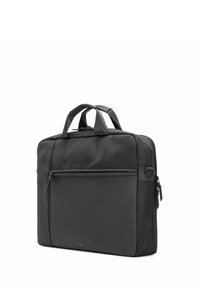 Czarna, cienka aktówka z podwójnymi uchwytami, jedną przednią kieszenią na zamek błyskawiczny i pierścieniem D po boku do mocowania akcesoriów, pokazana na białym tle.