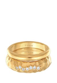 Gouden ringenset met een gladde buitenband en een getextureerde, geslagen binnenband met kleine heldere edelsteentjes in een rij. 