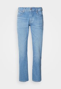 Jean droit bleu clair en denim, doté de cinq poches, d'une fermeture à bouton et de dégradés subtils pour ajouter de la texture. Pas de marque visible.