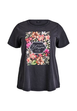 Maglietta grigia scura a maniche corte con un motivo floreale e il testo "Watch Blossom Grow" incorniciato da un bordo nero a contrasto.