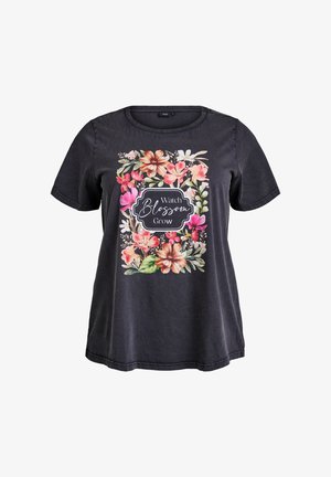 Maglietta grigia scura a maniche corte con un motivo floreale e il testo "Watch Blossom Grow" incorniciato da un bordo nero a contrasto.