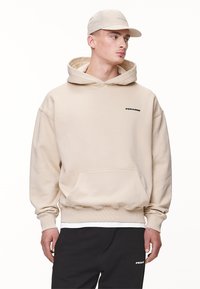 Pegador LOGO OVERSIZED  - Jersey con capucha - washed desert sand/black gum
