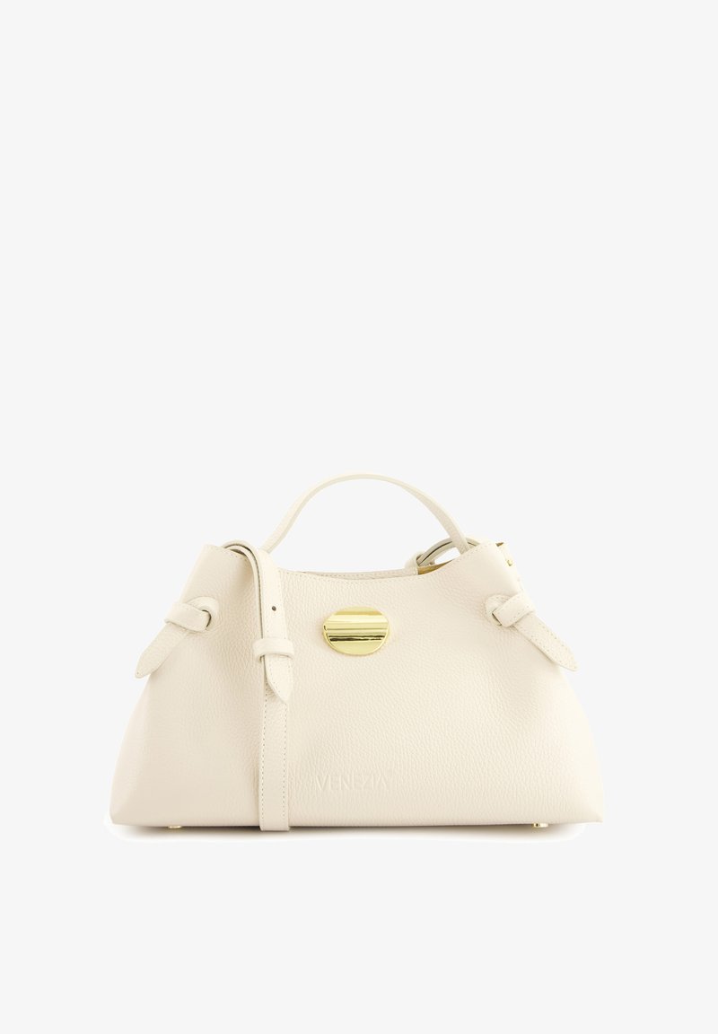 Sac à main en cuir crème avec une forme structurée, des accessoires en métal doré, deux anses latérales et un logo en relief sur le devant.