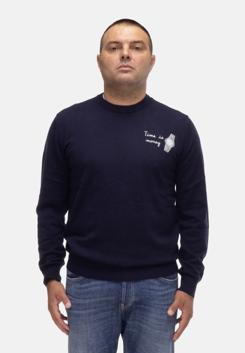 Maglione lavorato a maglia blu navy con maniche lunghe, scollatura tonda, con ricamo bianco di un orologio e il testo "Il tempo è denaro" sul petto.