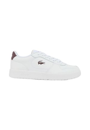Sneaker bianca bassa con chiusura con lacci, logo Lacoste marrone sul lato e sulla linguetta del tallone, e suola bianca spessa.