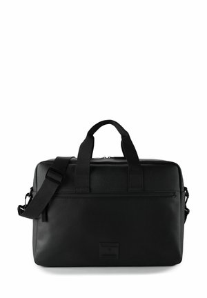 Svart läderportfölj med strukturerad yta, dubbla handtag på toppen, justerbar axelrem och framficka med dragkedja. Gummidetaljer synliga.